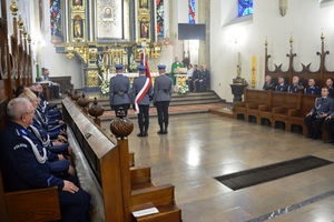 6. policjanci siedzą w ławach w pobliżu ołtarza