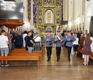 11. poczet sztandarowy opuszcza świątynię