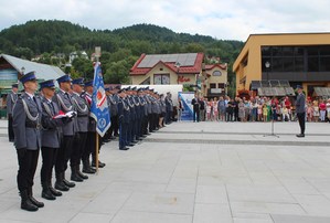 2. poczet flagowy i sztandarowy, obok policjanci w rzędach oraz dowódca uroczystości