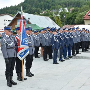 10. poczet sztandarowy i policjanci w rzędzie