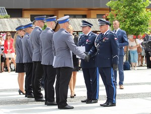 15. Komendant A. Bukański gratuluje awansu jednemu z policjantów