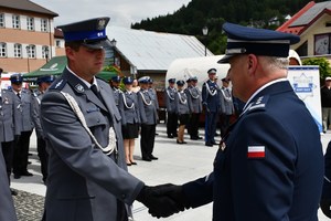 16. Komendant Bukański ściska dłoń funkcjonariusza gratulując mu awansu