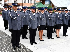 19. policjanci stoją w rzędzie przed wręczeniem aktów mianowania na wyższe stopnie służbowe