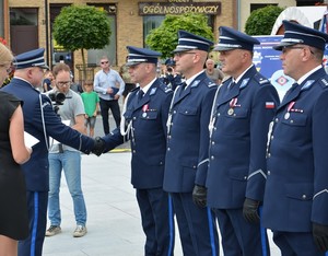 12. insp. M. Kudela gratuluje komendantowi Z. Zacherowi stopnia podinspektora