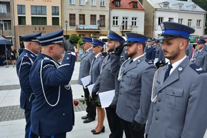 20. Komendant M. Kudela oraz policjant oddają honory