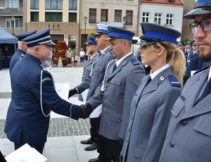 21. insp. M. Kudela ściska dłoń funkcjonariusza gratulując mu awansu