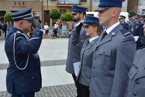 22. Komendant M. Kudela oraz policjantka oddają honory