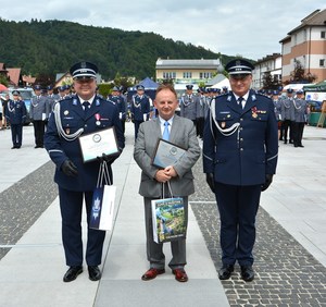 23. Komendant M. Kudela i burmistrz J. Golba z pamiątkowymi grawertonami, obok komendant A. Bukański