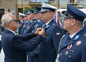 25. Prezes OR PCK w Nowym Sączu dekoruje policjanta medalem