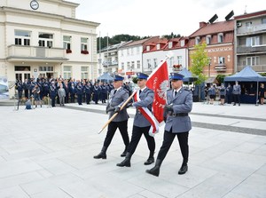 33. poczet sztandarowy opuszcza płytę muszyńskiego rynku