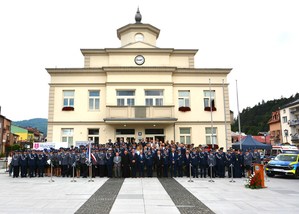 34. wspólne zdjęcie uczestników uroczystości przed budynkiem ratusza