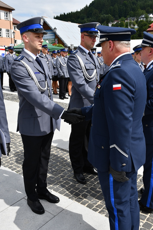 17. awansowany policjant odbiera gratulacje od Komendanta Bukańskiego