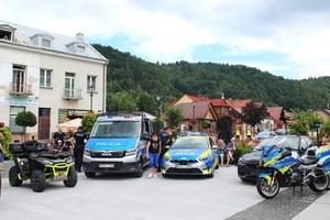 pojazdy służbowe Policji na płycie muszyńskiego rynku