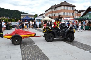 ratownik GOPR jedzie na quadzie z przyczepką