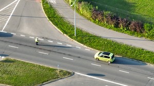 policjant zatrzymuje do kontroli drogowej kierującego citroenem