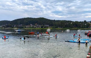 kajaki i łódki na wodzie przy pomoście