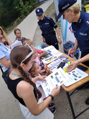 policjantka wręcza dziewczynce pamiątkowy dyplom