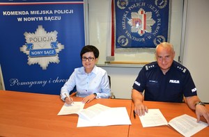 1. Komendant sądeckiej Policji i Dyrektor Szkoły w Marcinkowicach podpisują porozumienie o współpracy