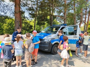 Bezpieczne Wakacje -uczestnicy spotkania profilaktycznego z umundurowanymi policjantami