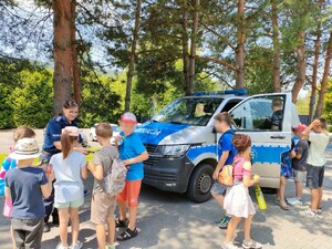 Bezpieczne Wakacje -uczestnicy spotkania profilaktycznego z umundurowanymi policjantami
