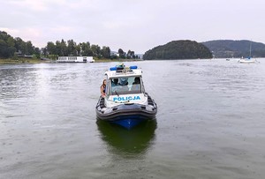 policyjna łódź na Jeziorze Rożnowskim