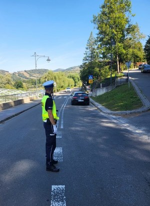 policjant drogówki kieruje ruchem