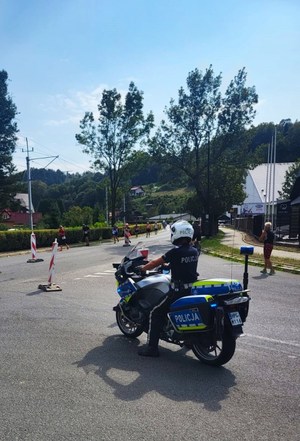 policjant na służbowym motocyklu podczas zabezpieczenia