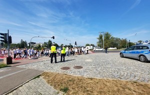 policjanci czuwają nad bezpieczeństwem uczniów przekraczających przejścia dla pieszych na Rondzie Solidarności