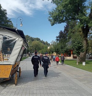 8. Policjanci podczas zabezpieczenia prewencyjnego Forum Krynica