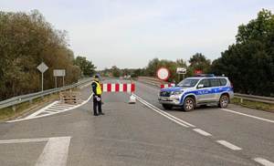 Sądecki policjant podczas służby - obok radiowóz