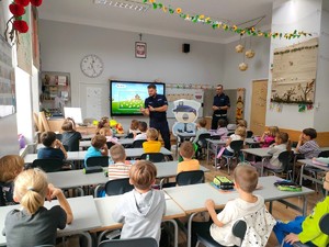 policjanci podczas spotkania profilaktycznego z uczniami szkoły podstawowej