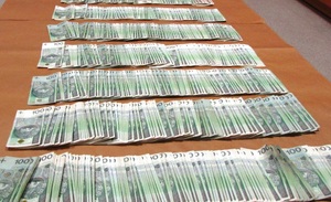 banknoty rozłożone na blacie