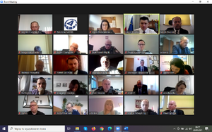 Pulpit ekranu z widokiem z kamerek  25 osób uczestniczących w posiedzeniu Małopolskiej Wojewódzkiej Rady Bezpieczeństwa Ruchu Drogowego w formie o line
