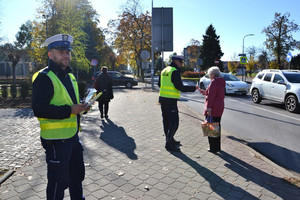 3. policjant przekazuje pieszej opaskę odblaskową