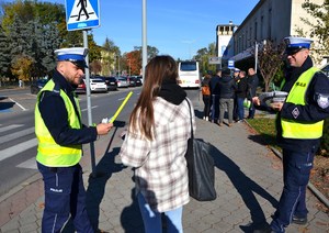 5. policjanci wręczają pieszej opaskę odblaskową