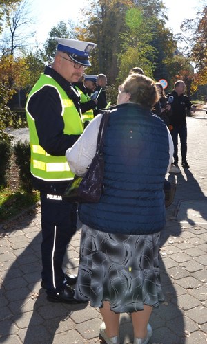 9. Zastępca Naczelnika WRD rozmawia z pieszą