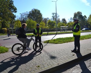 17. policjanci przypominają rowerzyście zasady bezpieczeństwa