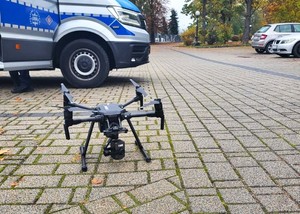 dron, w tle oznakowany radiowóz — kopia