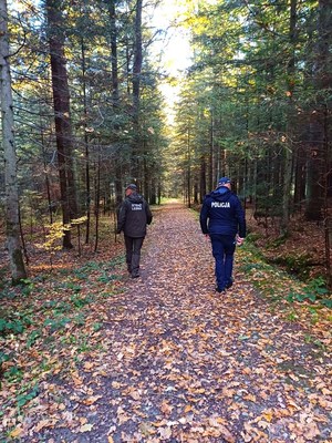 policjant i strażnik leśny podczas działań