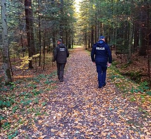 policjant i strażnik leśny podczas działań