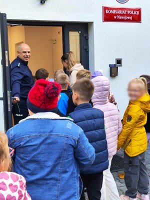 Uczniowie wchodzą do budynku Komisariatu Policji w Nawojowej