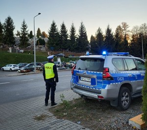 funkcjonariusz ruchu drogowego dba o bezpieczeństwo w pobliżu cmentarza