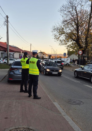 policjanci dbają o płynność ruchu drogowego w rejonie cmentarza