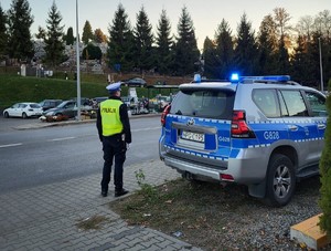 funkcjonariusz ruchu drogowego dba o bezpieczeństwo w pobliżu cmentarza — kopia