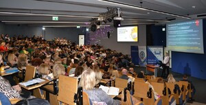 7. uczestnicy konferencji w auli WSB-NLU