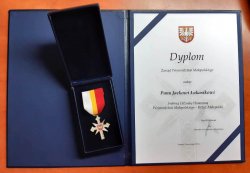 zdjęcie dyplomu i odznaczenia