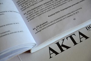 fragment okładki akt oraz kodeksu karnego z zapisem artykułu 278