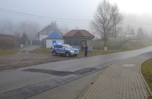 1. umundurowany policjant przy oznakowanym radiowozie