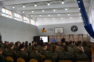 policjanci i pracownik KMP podczas spotkania z uczniami i promocji zawodu