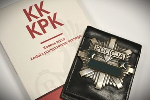 policyjna odznaka, obok Kodeks karny i Kodeks postępowania karnego